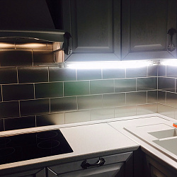  нержавеющих декоративных панелей в инерьере кухни